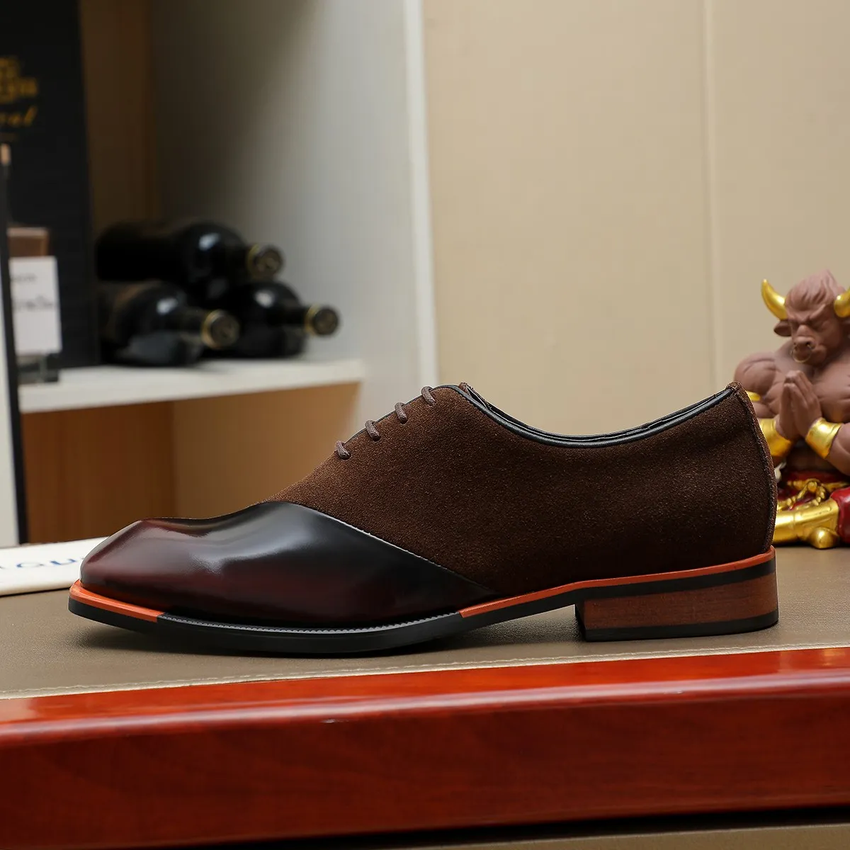 Men's shoes 💰620 💰 Louis Vuitton LV ® Autumn and Winter 🆕 models 🔛Full shoe counter First layer cowhide, 🐂leather lined casual shoes for men, super soft outsole, essential for driving. Counter synchronized original first layer cowhide completely 1:1 mold customization 🌹Top version, 2 colors available! Number: 38-45 (37.46. Customized)